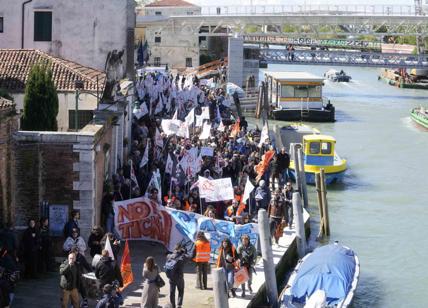 Venezia, debutta il ticket d'ingresso: 15mila i paganti. Ma è caos proteste