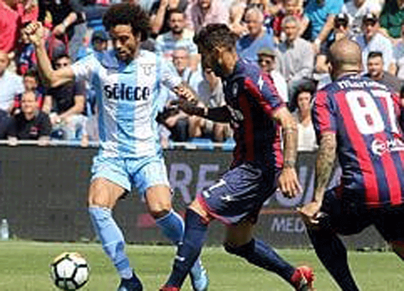 La Lazio pareggia a Crotone per la Champions spareggio con l'Inter