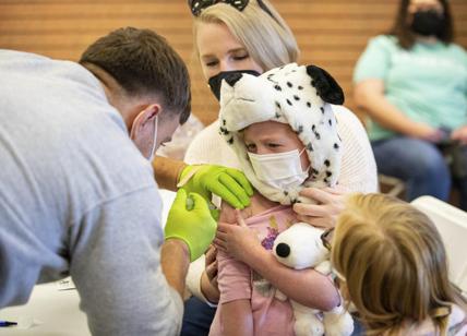 Vaccini, Crisanti: "Per i bambini è meglio attendere 2 mesi. Non abbiamo dati"