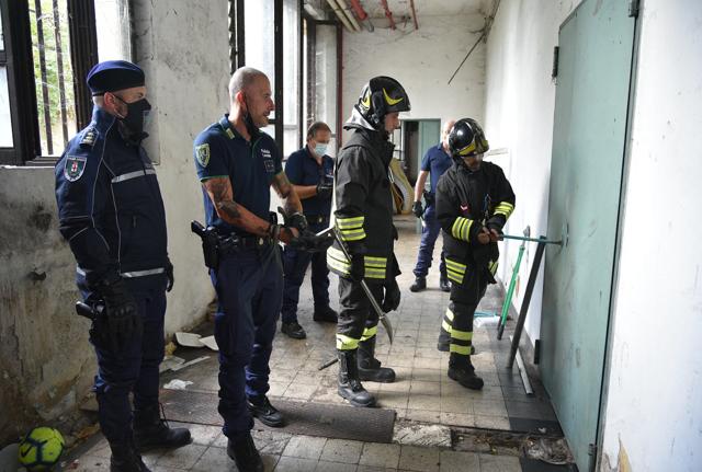 Milano, sgombero nell'ex scuola di via Zama Milano, sgombero nell'ex scuola di via Zama