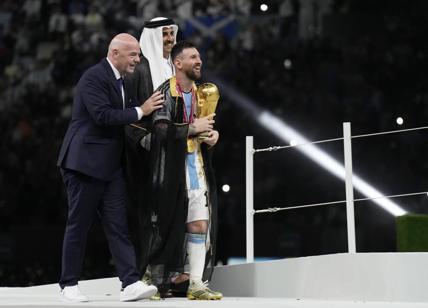 Messi e quel mantello dell'emiro: sporcato il momento del trionfo in Qatar