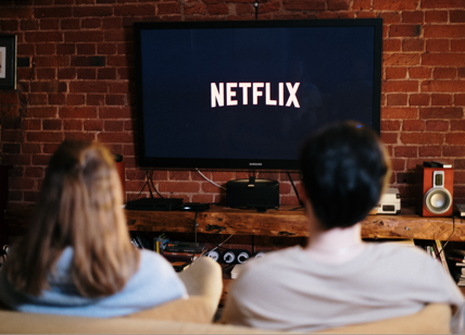 Netflix fa il pieno di abbonati: lo stop ai doppi utenti gonfia i ricavi