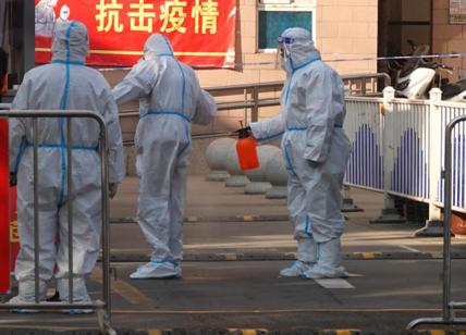 Covid, la Cina riscrive la strategia: quarantena a casa, vaccini agli anziani