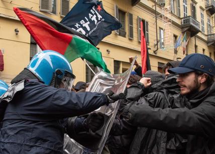 Torino, scontri al corteo pro-Gaza: agenti feriti. Lollobrigida: "Squadracce"