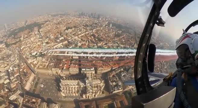 Lo Spettacolo Delle Frecce Tricolori A Milano Per Il Centenario Dell