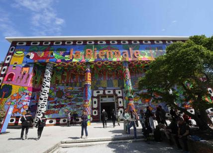 A Venezia la Biennale più “politica” di sempre. “Stranieri ovunque“