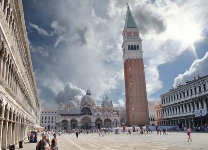 Venezia, cadono pezzi di cemento armato dal campanile di San Marco