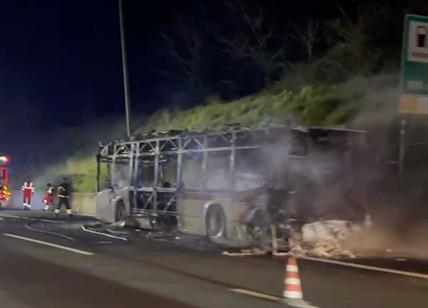 Flambus sul Raccordo: bus Atac avvolto dalle fiamme e distrutto sul Gra VIDEO