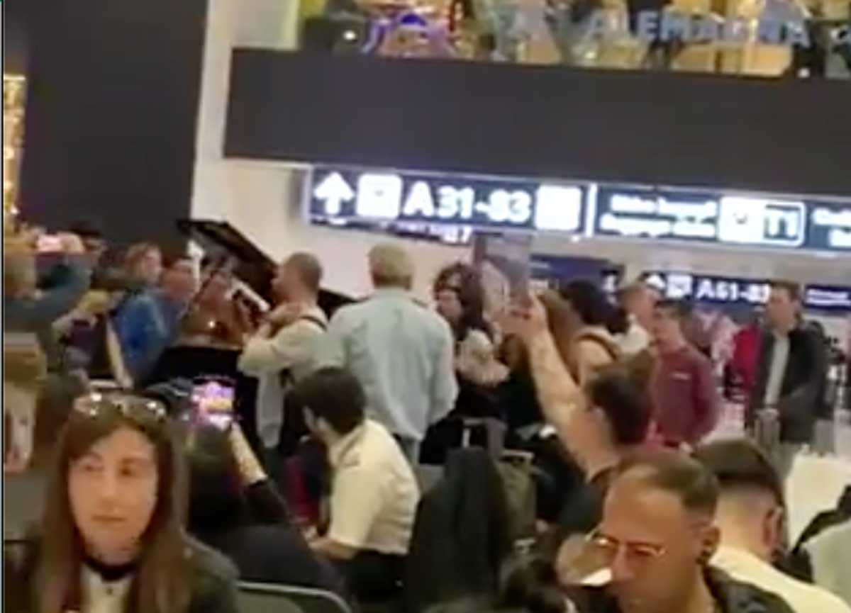 Aeroporto di Fiumicino, va in scena la ballata di Bella Ciao: il VIDEO