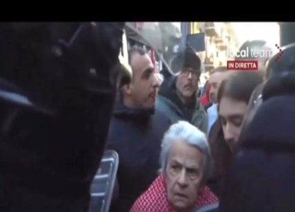 Milano, carabiniere: "Mattarella? Non è il mio presidente". Poi chiede scusa