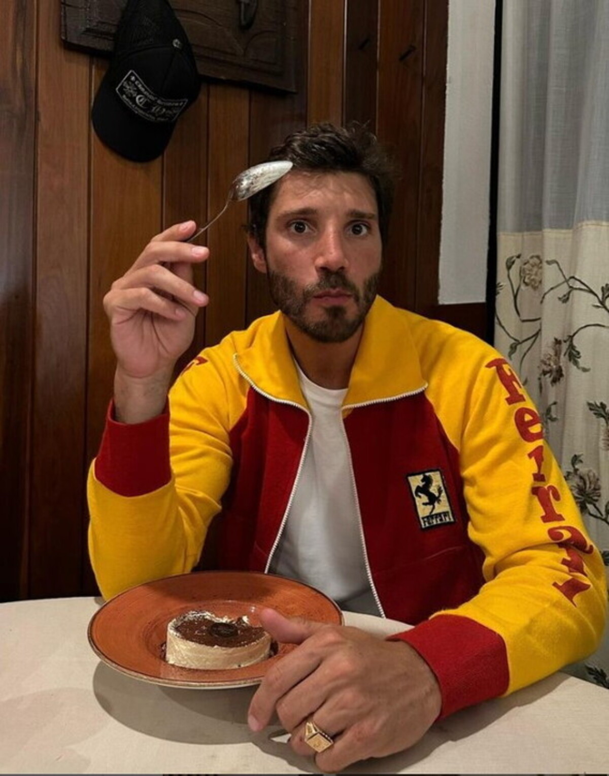 Stefano De Martino le gâteau d anniversaire de mauvais goût