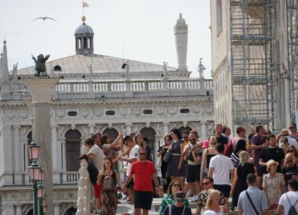 Venezia divorata: in estate più posti letto per i turisti che per i residenti