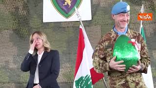 La commozione di Meloni quando regala uovo di Pasqua a contingente italiano in Libano