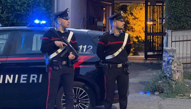 Milano, si traveste da rider per consegne di droga: nell'alloggio mezzo chilo di sostanze, arrestato un 24enne