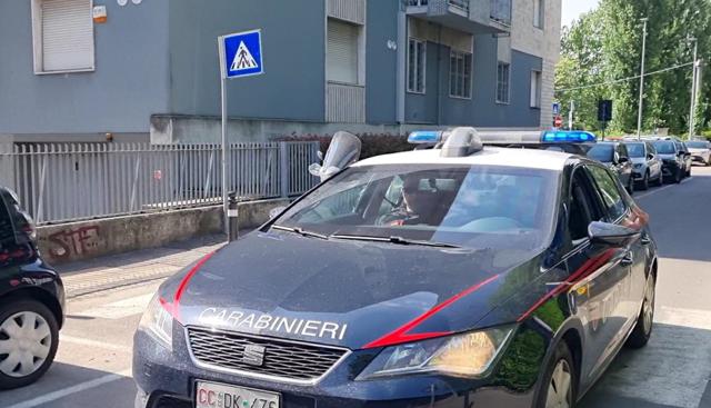 Modena, orrore in centro: prete colpito alle spalle e accoltellato alla gola. Aggressore in fuga