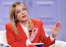 Meloni esce allo scoperto: "La Sinistra polemizza sull'Ice, ma poi chiede agli Usa di occuparsi della nostra difesa: un paradosso" Meloni esce allo scoperto: "La Sinistra polemizza sull'Ice, ma poi chiede agli Usa di occuparsi della nostra difesa: un paradosso"