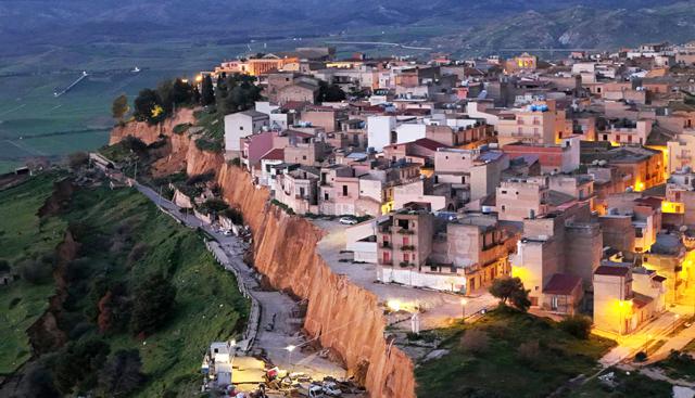 Niscemi (Foto Lapresse) Niscemi (Foto Lapresse)