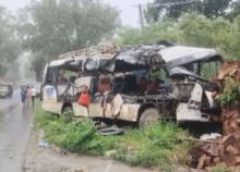 Scontro tra pullman e camion pieno di bombole di gas, morti 18 pellegrini. Tragedia in India Scontro tra pullman e camion pieno di bombole di gas, morti 18 pellegrini. Tragedia in India