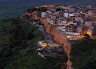 Frana a Niscemi, crolla nel precipizio una palazzina di tre piani: era in bilico da giorni Frana a Niscemi, crolla nel precipizio una palazzina di tre piani: era in bilico da giorni