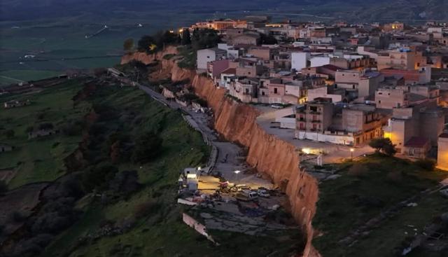Frana a Niscemi, crolla nel precipizio una palazzina di tre piani: era in bilico da giorni