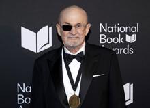 Accoltellò lo scrittore Salman Rushdie, l'aggressore condannato a 25 anni di carcere Accoltellò lo scrittore Salman Rushdie, l'aggressore condannato a 25 anni di carcere