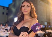 Rossella Petrillo, la giornalista illumina il Viola Carpet e fa sognare i tifosi alla presentazione della Fiorentina - FOTO Rossella Petrillo, la giornalista illumina il Viola Carpet e fa sognare i tifosi alla presentazione della Fiorentina - FOTO