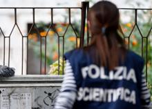 Choc a Parma, ritrovato un feto sul marciapiede. Al via le indagini della scientifica Choc a Parma, ritrovato un feto sul marciapiede. Al via le indagini della scientifica