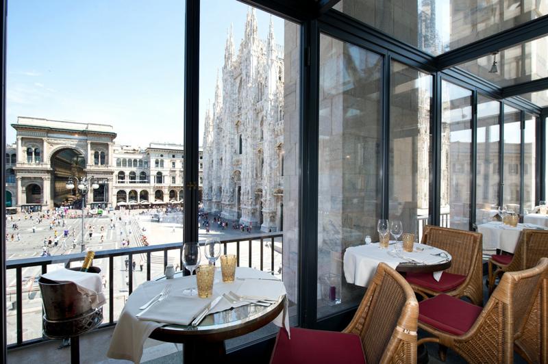 GIACOMO ARENGARIO Il suggestivo ristorante del Museo del Novecento, con affaccio su Piazza del Duomo è uno di quei posti assolutamente da provare. La vista mozzafiato sulle guglie e un'ottima cucina fanno di Giacomo Arengario uno dei locali cool di questo 2015. Il raffinato e ampio menù è accompagnato da una carta dei vini di grande valore. Se volete passare un ferragosto tra cultura e buon cibo fateci un salto. Il consiglio quando arrivate è quello di non prendere l'ascensore ma salire a piedi, potrete così ammirare il celebre dipinto "Il Quarto Stato" di Giuseppe Pellizza da Volpedo. Consigliata la prenotazione. "GIACOMO ARENGARIO", VIA MARCONI, 1 MILANO. TEL. 02 7209 3814