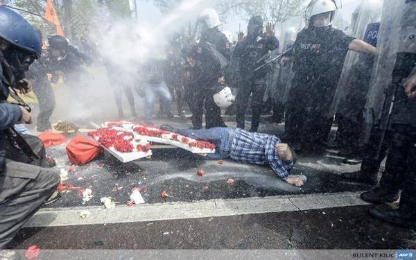 Corteo No Expo: guerriglia in centro a Milano