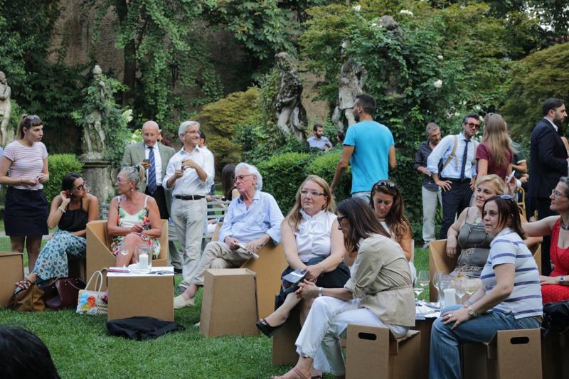 A chi cerchi un giardino per tenere i piedi ben piantati per terra e camminare tra le vigne cheLudovico il Moro regalò a Leonardo da Vinci quando lo incaricò della decorazione di Santa Maria delle Grazie (praticamente un impegno “davanti casa” visto che qui il Genio fiorentino pare ci abbia anche vissuto), ed altri impegni statali, l’indirizzo è Corso Magenta 65. Invitati da Confagricoltura per il suo fuori Expo, la visita alla Villa ricca di affreschi, boiserie, quadri e chiostri verdi è nata dall’invito al ciclo di aperitivi culturali “6 personaggi in cerca d’autore” di cui sono state protagoniste le opere dell’artista di arte moderna contemporaneaGloria La Torre. Le sue opere, commentate dal critico d’arte Luca Nicoletti, sono state ammirate da un bel parterre di estimatori del gusto (sia esso estetico che… del palato). www.vignadileonardo.com