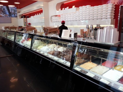 “IL MASSIMO DEL GELATO” Un piccolo angolo di paradiso in via Castelvetro (ora anche in piazza Risorgimento), aperto e gestito con passione dal proprietario Massimo Travani. Questa è la gelateria storica artigianale di Milano dove la specialità della casa sono diventati i gusti al cioccolato. Dieci tipi diversi che si differenziano per la percentuale di cacao utilizzato. C’è il “75%”, il 100% dell'“Oro Puro” arricchito con scaglie di oro, il “Domori” che prende il nome appunto dal celebre cioccolato, il “Giamaica” al rhum, l'eccellente “Cavour”, rifacimento del mitico "bicerin" di Torino di cui si riprendono alcuni ingredienti (il caffè, l'amarena ed liquore Rosolio), l' “Esmeralda” (il cioccolato più classico), l' “Azteco” (speziato con cannella e peperoncino), il “Gianduia”, il “Wiener küsschen” (versione del Bacio) eil “Fiji” (gran marnier, scorze d'arancio farcite e condite).Se poi i cioccolati non vi bastano, potete provare il pistacchio di Bronte, la Crema Ortigia, la Mandorla e la Cannella del Libano… Da provare anche le granite di pura frutta fresca e la pasticceria fredda. “Il Massimo Del Gelato” Via Lodovico Castelvetro, 18 e Piazza Risorgimento ang. via Pisacane. www.ilmassimodelgelato.it Tel. +39 02 34 949 43