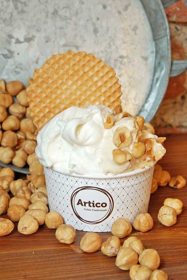 “ARTICO” “Artico” è la gelateria artigianale di zona Isola presente sulla piazza milanese da oltre trent’anni con prodotti di altissima qualità`, realizzati da un maestro gelatiere che, con materie prime rigorosamente italiane ha creato, grazie alla sua lunga esperienza, ricette di gelati dal sapore irresistibile. Tantissimi gusti per diversi palati! I cioccolati, oltre dieci varietà, sono eccezionali. Da provare sicuramente il “Tesoro di famiglia” che si chiama “Toscano 9”: un “blend che esprime tutta la filosofia del cioccolato Amedei. In esso confluiscono differenti tipologie di cacao provenienti da 9 piantagioni diverse. Fresco e profumato di agrumi e mandorla tostata, ha un gusto lungo, avvolgente e leggermente caldo. Ottima anche la crema al bergamotto e menta di Pancalieri, gusti giusti per la bella stagione. Una capatina da “Artico”, paradiso dei golosi, in questa torrida estate, è d’obbligo! “Artico” Via Luigi Porro Lambertenghi, 15. www.articogelateria.com Tel. +39 02 45 494 698