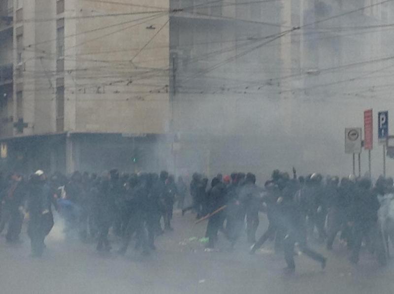 Corteo No Expo: guerriglia in centro a Milano