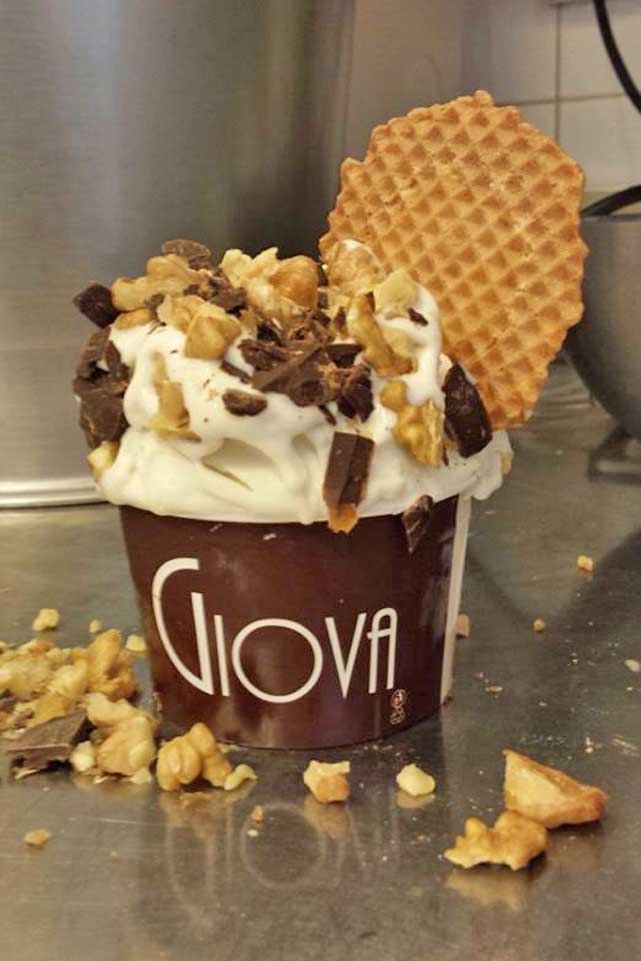 “GELATERIA GIOVA” “Nella botte piccola c’è il vino buono” verrebbe da dire provando la gelateria “Giova” in Corso Indipendenza, nata circa due anni fa. Pochi metri quadri direttamente su strada per pochi gusti, ma molto curati e ben preparati. Super la “ricotta con gocce di cioccolato”, tra le migliori in Italia. Ottimo il mascarpone, il pistacchio (rigorosamente di Bronte), la Pera, il cioccolato e il mitico croccante e miele. Chi l’avrebbe mai detto? Bravi! “Gelateria Giova” Corso Indipendenza, 20. Tel. +39 02 716 257