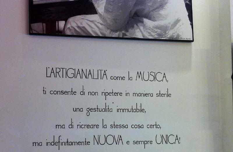 “GELATERIA DELLA MUSICA” Che c’azzecca la musica con il gelato? Per scoprirlo dovete andare alla “Gelateria della Musica” in zona navigli. Nata nel 2008, in poco tempo è già diventata un simbolo della città. “L’artigianalità` come la musica ti consente di non ripetere in maniera sterile una gestualità` immutabile, ma di ricreare la stessa cosa certo, ma indefinitamente nuova e sempre unica”. Questa in sintesi la filosofia di Fabio Brigliadoro, ex musicista, ideatore e chef de la “Gelateria della Musica”. Brigliadoro “compone” i suoi gelati avvalendosi di soli ingredienti di eccellenza, in assenza totale di basi gia` pronte. La ricetta perfetta nasce dopo un anno di ricerca su antichi libri di tecniche di gelateria risalenti all’Ottocento. Da provare sicuramente il “Cioccolato al Sale Rosa dell’Himalaya”, il “Pistacchio Crudo”, il “Biscottaccio”, la “Crema Pestalozzi”, il “ Pane Burro e Marmellata”, il “Pandoro e Nutella” o il “Mojito”. Ogni settimana vengono proposti nuovi gusti, che variano a seconda del periodo e della reperibilita` degli ingredienti, che devono essere tutti freschissimi e di stagione. Per gli intolleranti ci sono anche gusti fatti con il latte di riso. “Gelateria Della Musica” www.lagelateriadellamusica.it Via Giovanni Enrico Pestalozzi, 4. Tel. +39 02 38 235 911