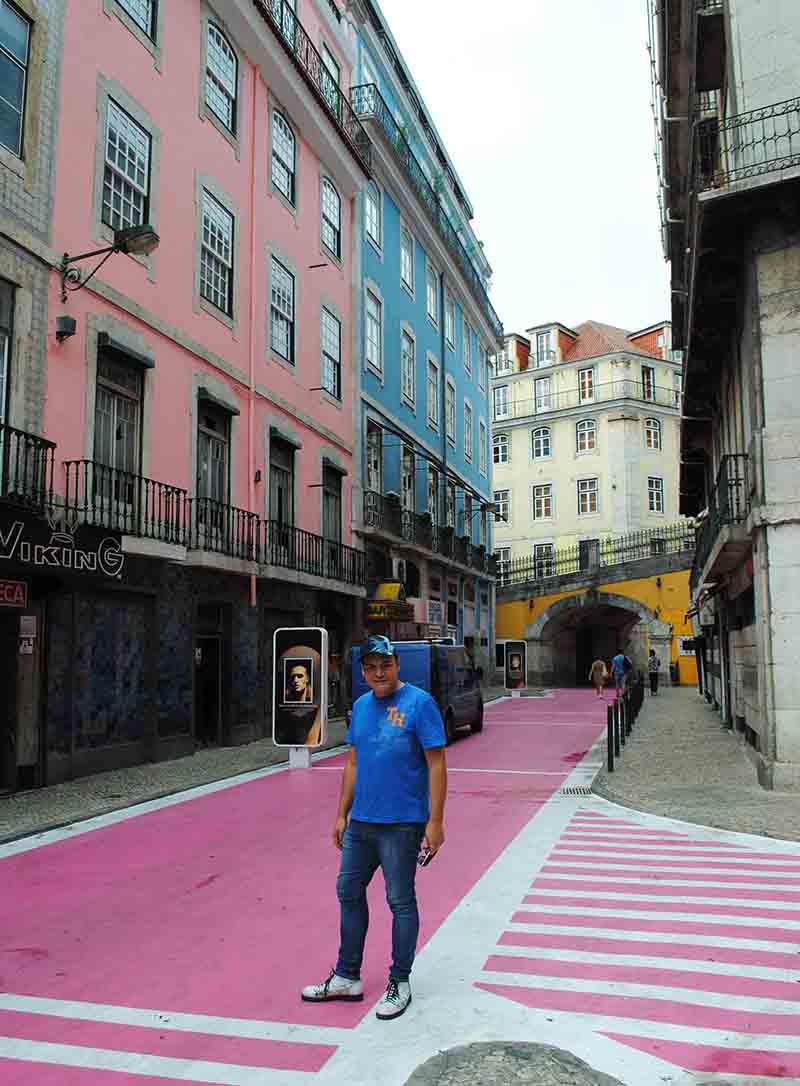 Rua Nova do Carvalho, una via con l'asfalto dipinto di rosa shocking sulla quale si affacciano locali insoliti