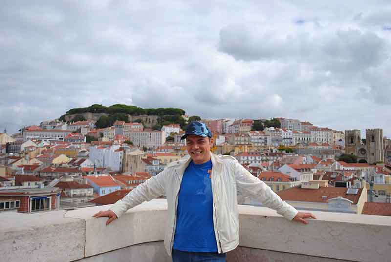 Una meravigliosa veduta del castello e della cattedrale nel quartiere di Alfama