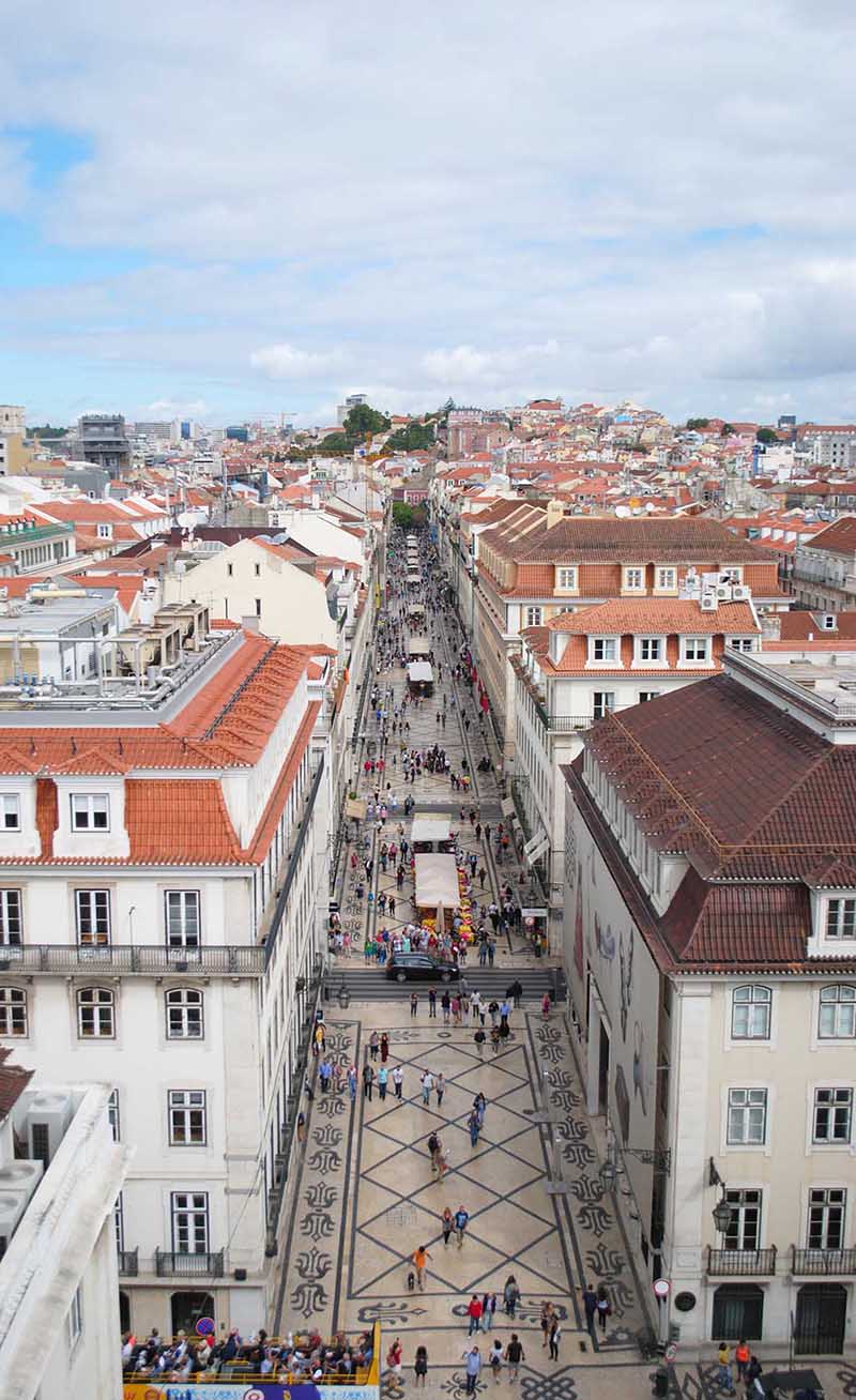 Rua Augusta ripresa dall'arco trionfale sfocia sulla grande Praça do Comércio