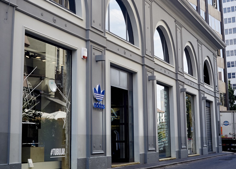torre Fiel inyectar Adidas Originals: apre flagship store a Milano - Affaritaliani.it