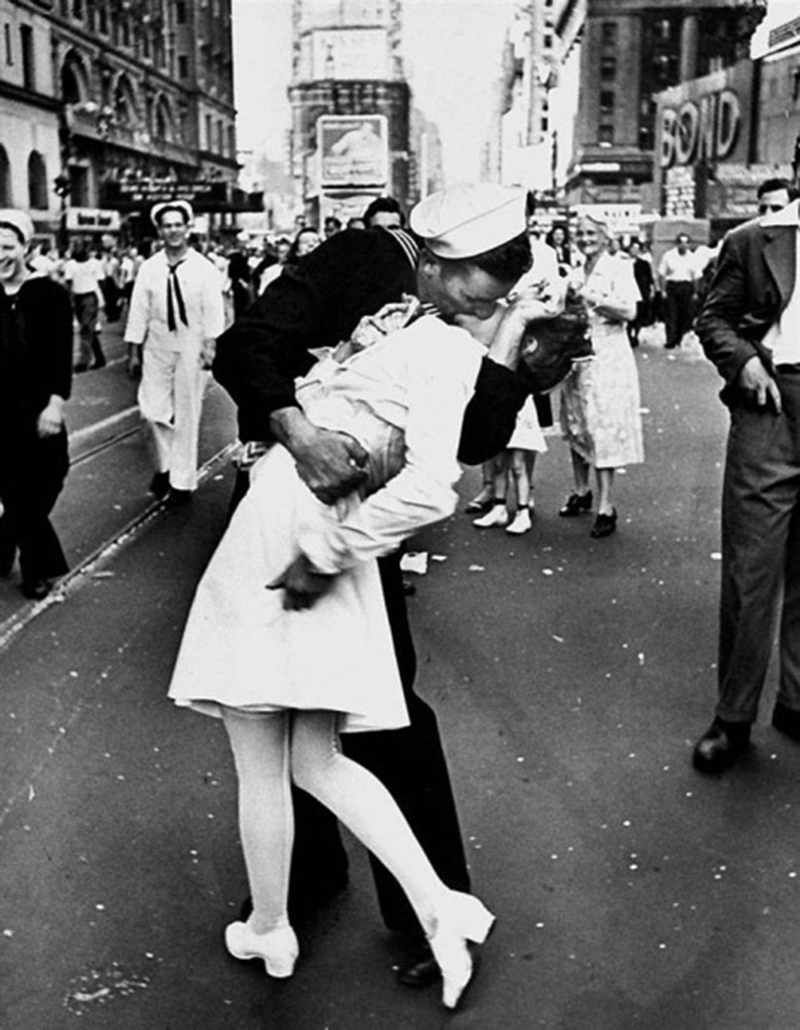 Alfred Eisenstaedt, V–J day a Times Square, 1945