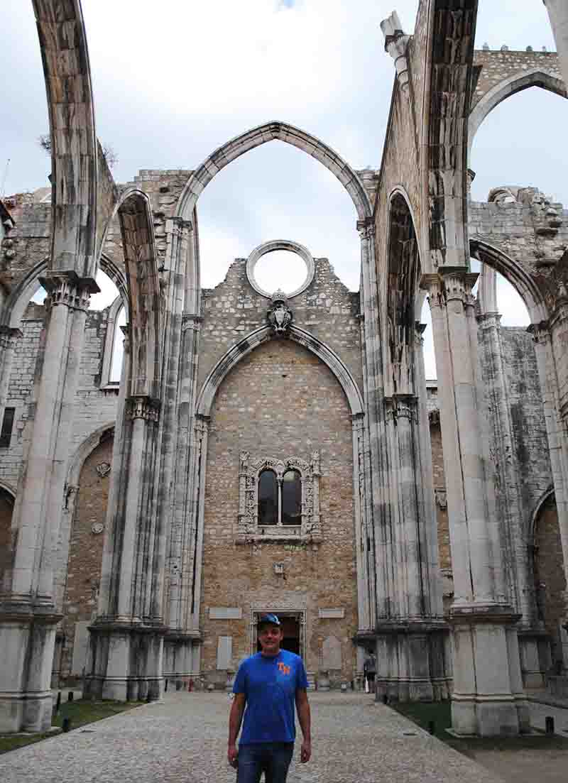 Le suggestive rovine gotiche del convento di Santa Maria del Carmo fondato nel 1389. Semidistrutto dal terremoto del 1755 e ora sede del museo archeologico