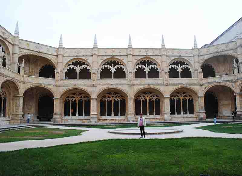 Il chiostro del Monastero dos Jerónimos in stile manuelino con ricche decorazioni