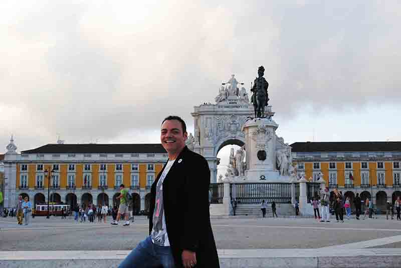 Igor Righetti nella maestosa Praça do Comércio