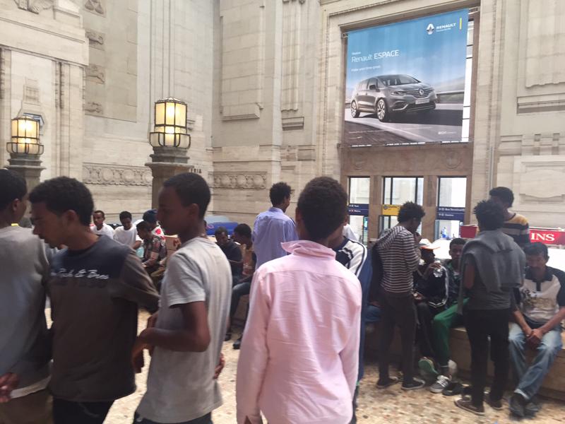 Doveva essere la porta d'ingresso di Milano. Un biglietto da visita nell'anno dell'esposizione mondiale la bandiera gigante di Expo che campeggia proprio di fronte sul grattacielo Pirelli.