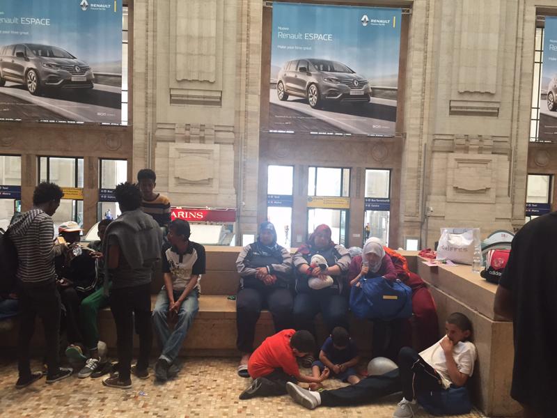 Immigrazione: stazione Centrale al collasso. Immigrati ammassati come bestie nella sporcizia.