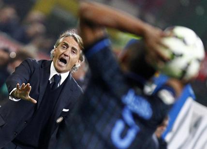 Inter passa a Napoli. Mancini furioso: "Sarri mi ha urlato frocio"