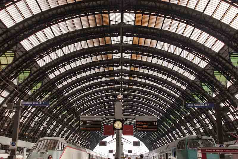 Era il 1931 quando Stazione Centrale fu inaugurata in sostituzione alla preesistente stazione di Piazza della Repubblica, ormai vecchia e non più in grado di farsi carico dell'aumento del traffico ferroviario. Il suo stile maestoso, in grado di mescolare sapientemente Art Decò, Liberty e architettura fascista, lascia senza parole turisti e milanesi che, in attesa del loro treno, tutt'oggi si mettono con il naso all'insù.
