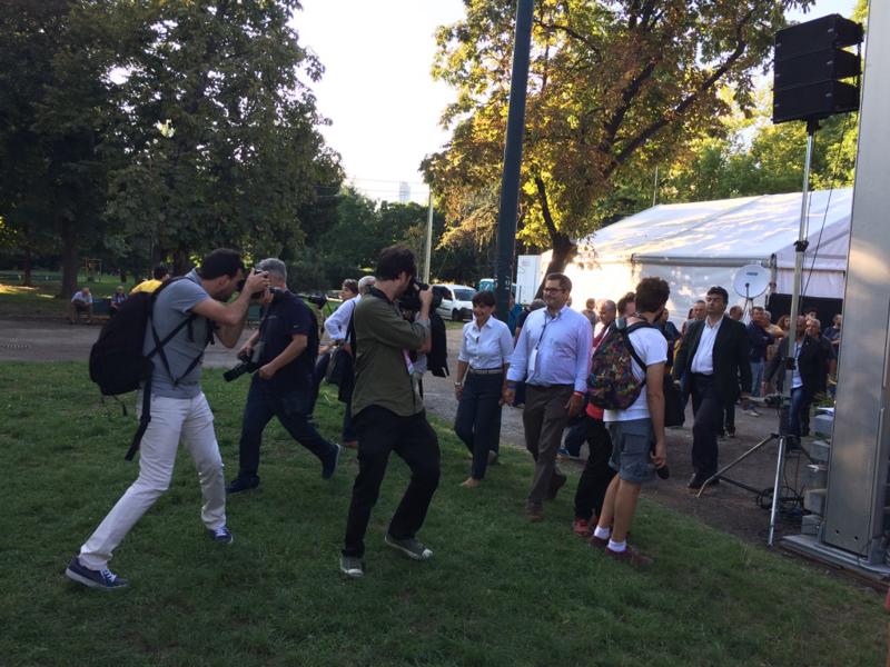 di Fabio Massa — CATTIVERIA-1/ Dopo Genova, Debora Serracchiani inaugura anche la Festa Nazionale del Pd a Milano. Prima di salire sul palco spiega: “A Milano il partito è molto forte, pensiamo di aver amministrato bene con Pisapia”. Dal palco il segretario metropolitano Pietro Bussolati, il segretario regionale Alessandro Alfieri e - appunto - Debora Serracchiani riescono nell’incredibile compito di non dire una parola delle elezioni. Tutto come previsto.