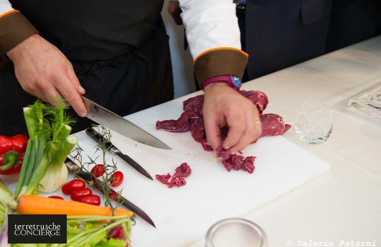 La giornata è stata animata dalla sfida tra famosi chef di Lombardia e Toscana che hanno preparato per gli ospiti piatti unici utilizzando i prodotti d’eccellenza della Valdichiana, chianina in primis. Sergio Mei ha deliziato i palati con una verticale di Chianina (Cubo di scamone impanato con pomodoro condito e pesto di rucola; diaframma scottato aglio, olio e peperoncino con zucca in crosta di pistacchio; noce sobbollita con infusione d’erbe e spezie, purè di cavolfiore e spremuta di olive nere; mini burger con cipolla fondente affumicata con lattuga e salsa senape). Andrea Alfieri ha replicato con un risotto ai porcini, polvere di caldarroste e battuto di Chianina all’agretto di lamponi; mousse marron glacé, meringa, cioccolato fondente. Emiliano Rossi ha preparato uno Scrigno di Chianina agli aromi mediterranei con pinzimonio. Walter Redaelli si è cimentato con la crema di fagioli zolfini all’olio nuovo con animelle di Chianina croccanti e pera picciola. Susanna Del Cipolla ha stupito con la "Guancia di Chianina agli agrumi e patate schiacciate all’olio nuovo".