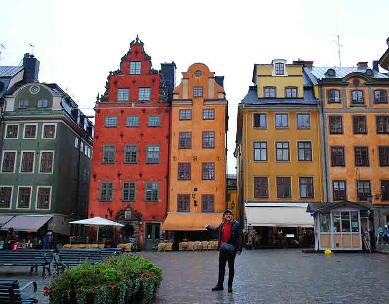 Nel centro storico della città, vicino al palazzo Reale, si trova la suggestiva piazza di Stortorget con le sue due piccole case (gialla e rossa), le più famose della città Nel centro storico della città, vicino al palazzo Reale, si trova la suggestiva piazza di Stortorget con le sue due piccole case (gialla e rossa), le più famose della città